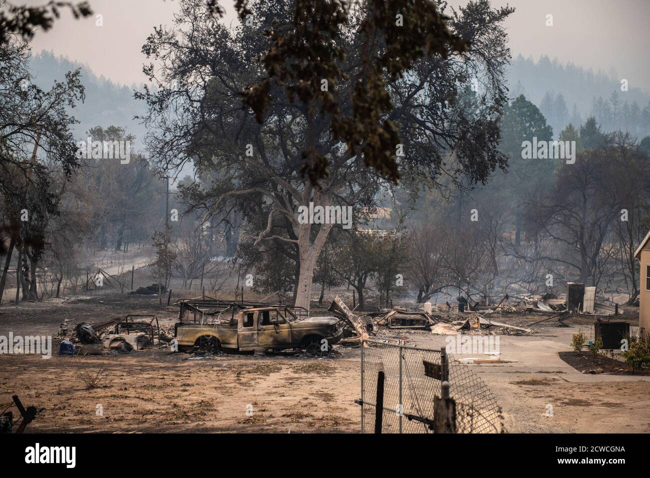 KENWOOD, CA - SETTEMBRE 28: Le conseguenze del Glass Fire Incident sono viste vicino a Kenwood, California il 28 settembre 2020. - il fuoco selvatico è esploso da 1,500 acri a più di 15,000 acri durante la notte come venti si diffonde brace attraverso la valle. Decine di migliaia di persone sono state costrette a fuggire dalle loro case nelle valli californiane di Napa e Sonoma di lunedì, mentre i fuochi selvatici si sono inaspriti da venti feroci strappati attraverso la regione vinicola famosa in tutto il mondo. Foto: Chris Tuite/ImageSPACE/MediaPunch Foto Stock