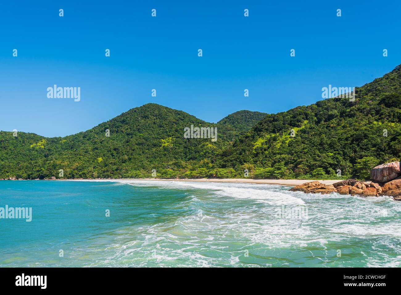 Splendido paesaggio tropicale brasiliano con spiaggia desertica e montagne selvagge Foto Stock