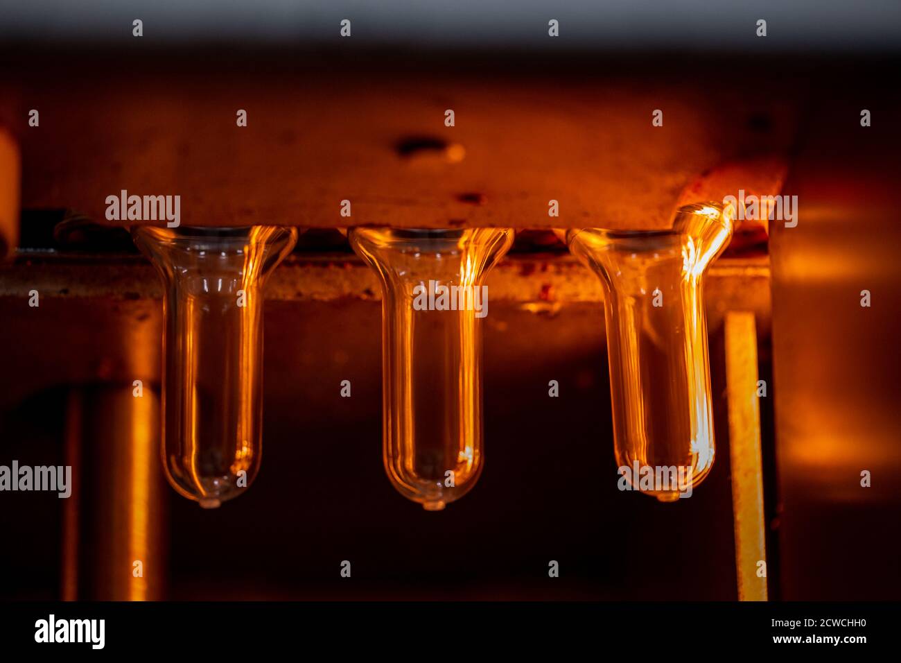 Preforme per la produzione di bottiglie in plastica PET. Fustellato per la produzione di contenitori per il latte o la birra. Apparecchiature industriali line factory Foto Stock