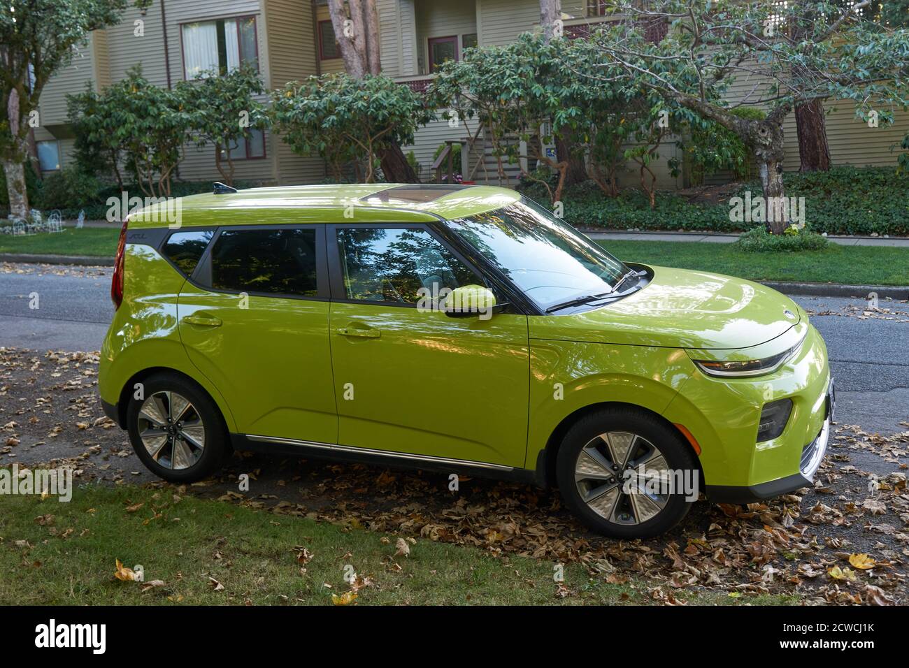Un SUV crossover compatto Kia Soul verde lime parcheggiato una strada residenziale Foto Stock