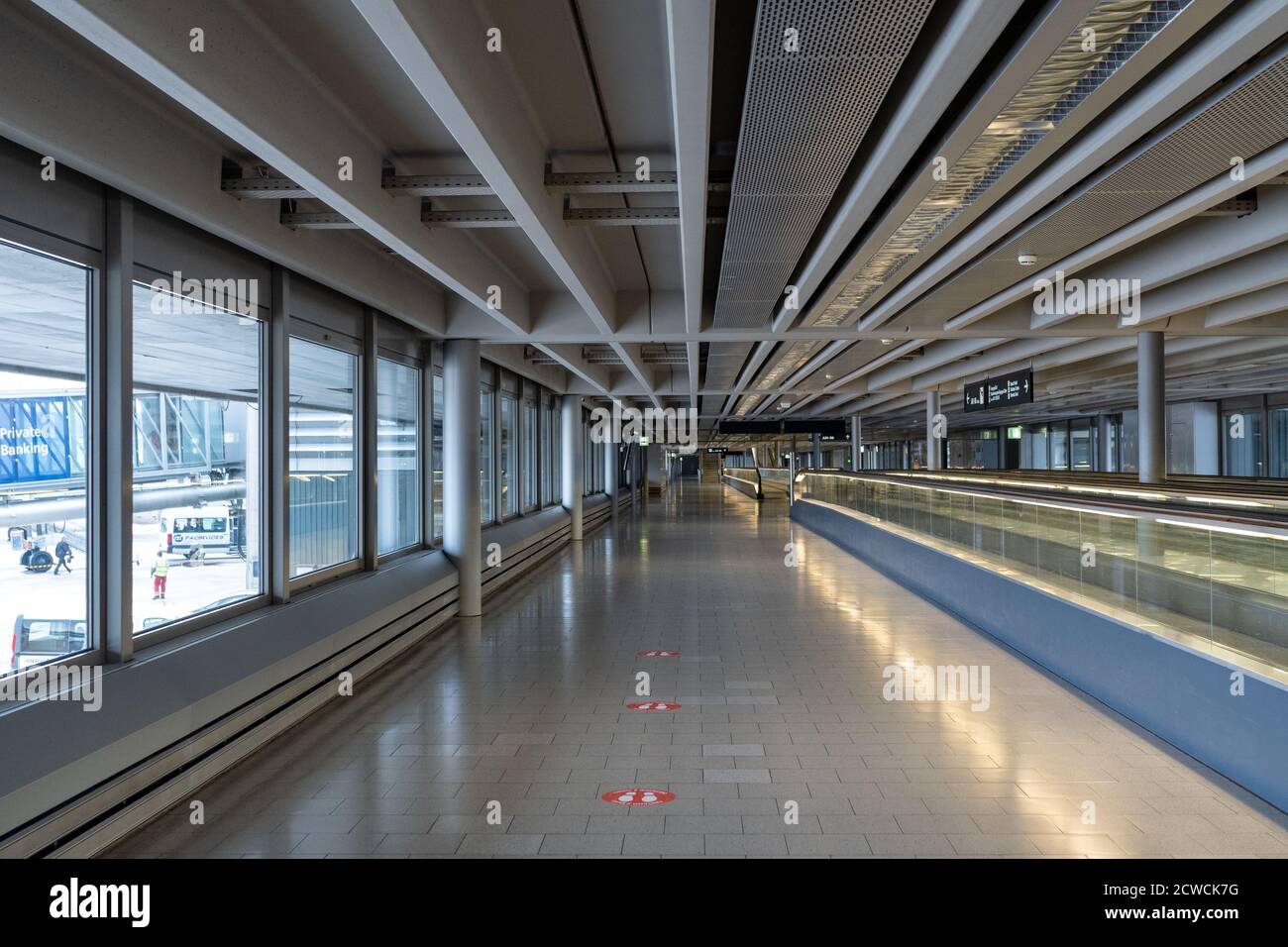 Zurigo, Svizzera - 4 agosto 2020: Aeroporto di Zurigo (Flughafen Zurigo). Corridoi vuoti accanto alle porte d'imbarco durante le vacanze estive durante la corona Foto Stock