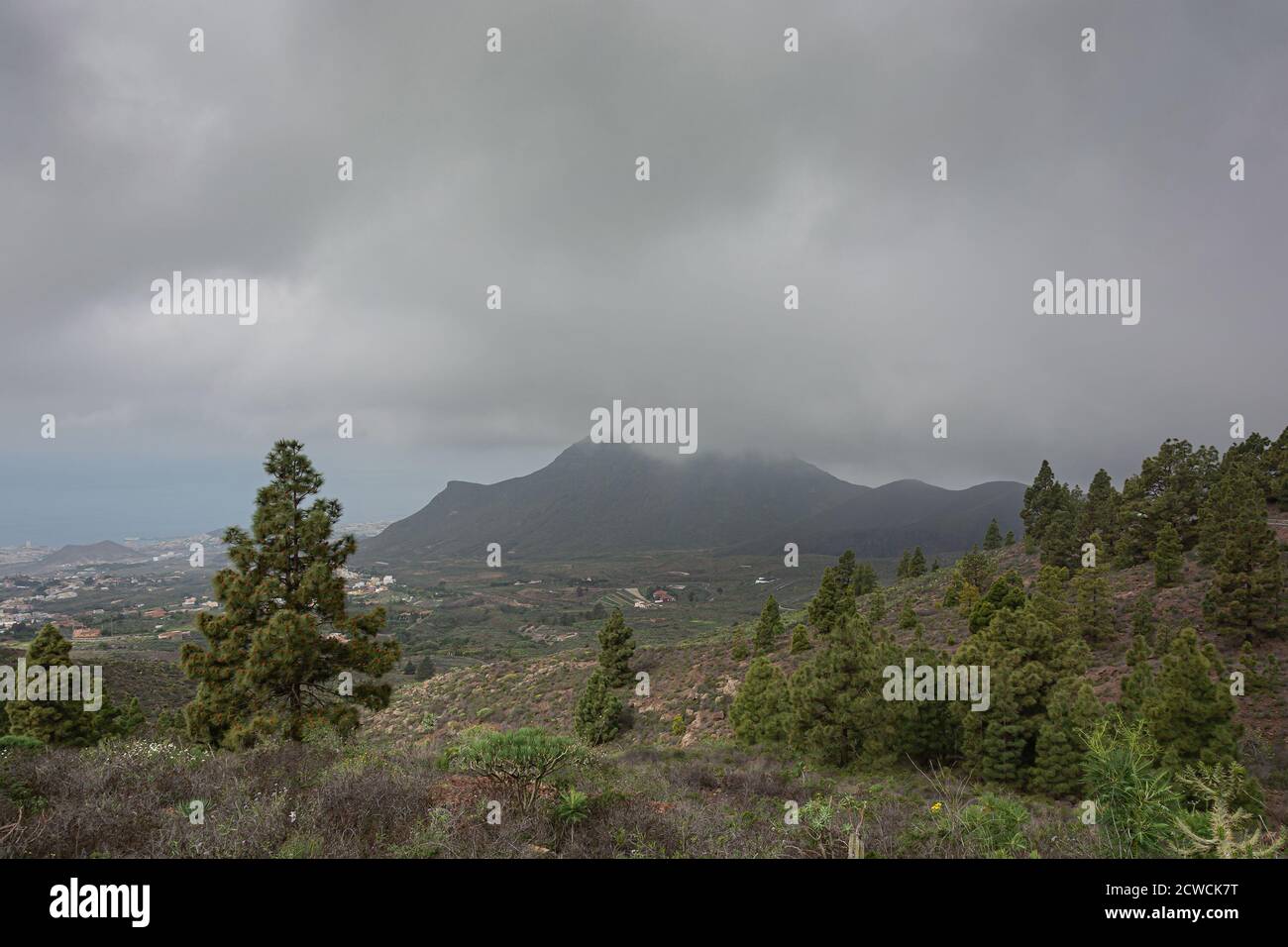 Paesaggio di montagna. Le nuvole basse copriva la cima della montagna. Foto di scorta Foto Stock