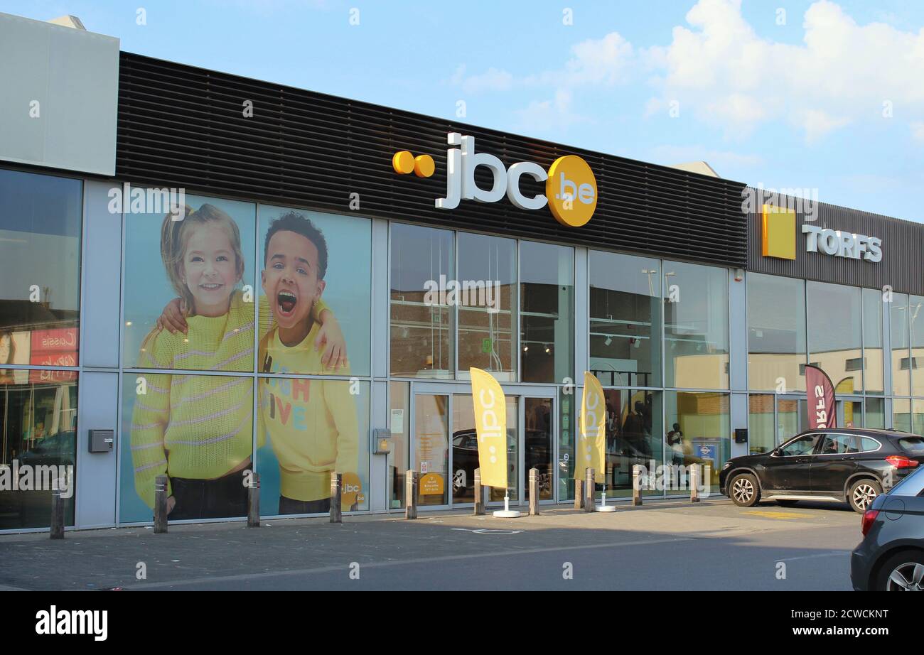 DENDERMONDE, BELGIO, 19 SETTEMBRE 2020: Vista esterna di un negozio di abbigliamento JBC. JBC è una catena belga specializzata nella moda per la famiglia, wi Foto Stock