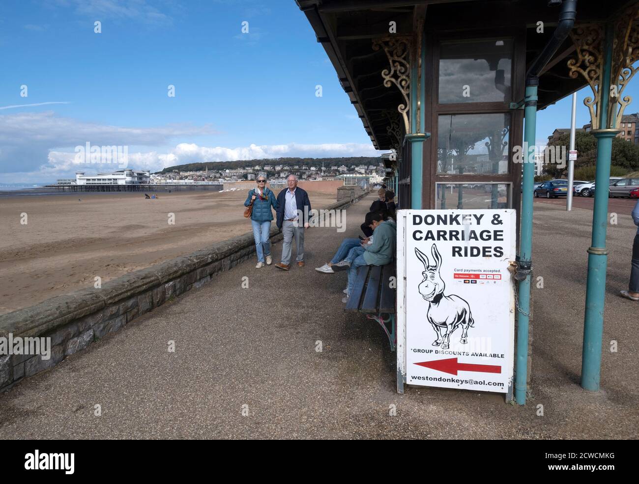 I vacanzieri che osservano le restrizioni di Covid 19 a Weston Super Mare Nel bel tempo di settembre sulla spiaggia e la passeggiata Sul canale di Bristol, Regno Unito Foto Stock