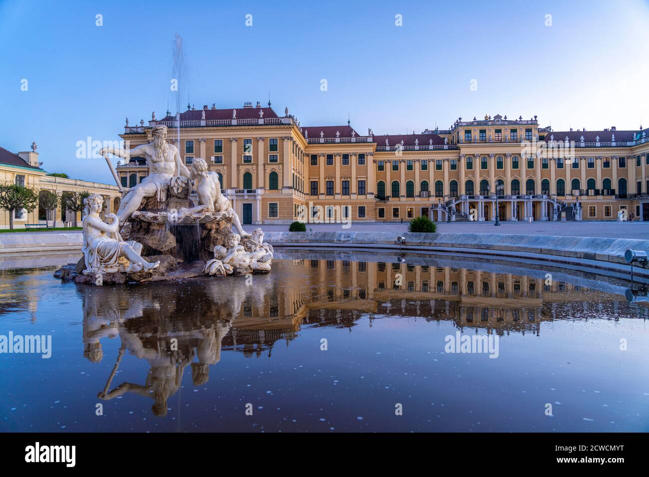 Brunnen im Ehrenhof von Schloss Schönbrunn in der Abenddämmerung, UNESCO Welterbe in Wien, Österreich, Europa | Parade Court Fountain and Schönbrunn Foto Stock