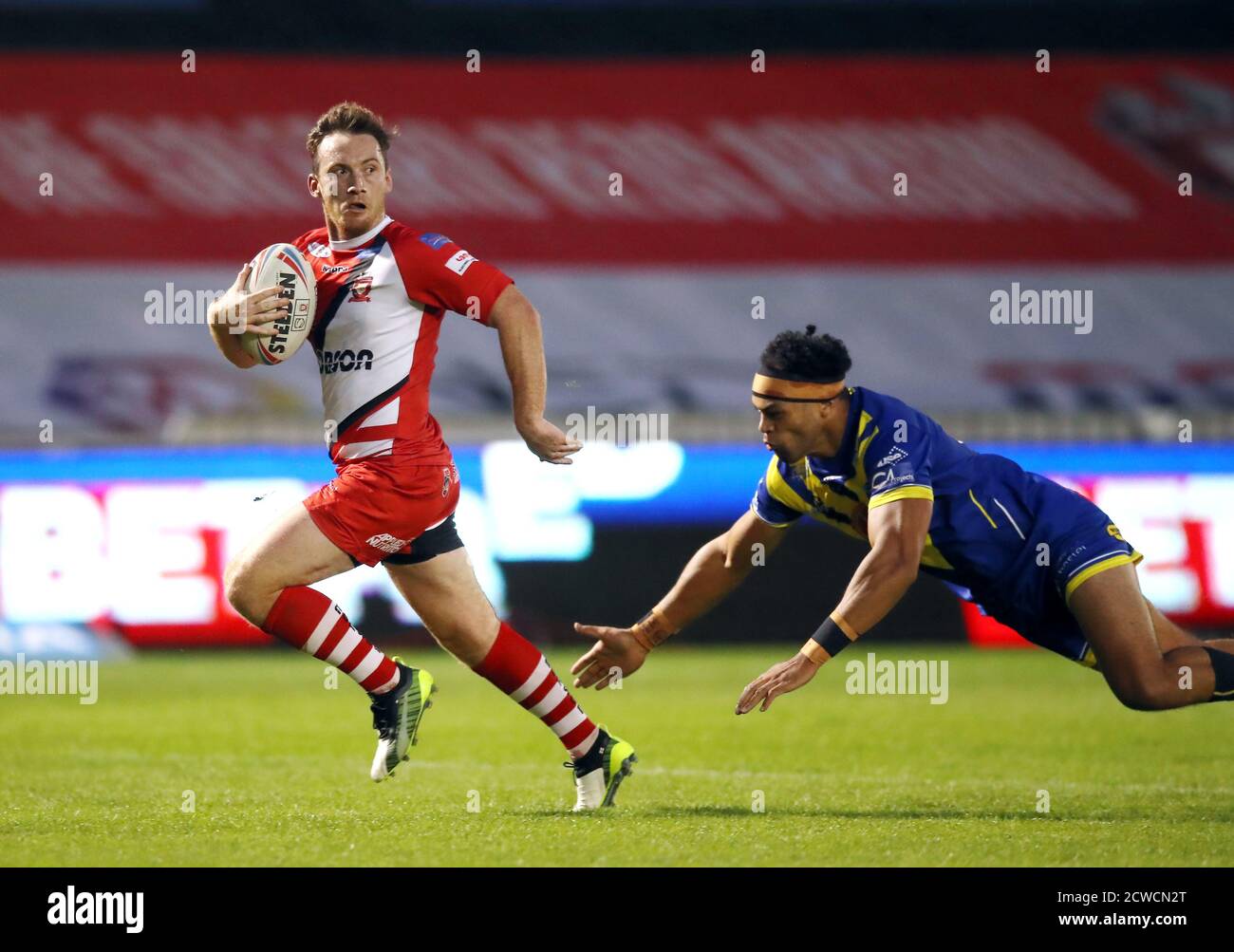 Tom Gilmore di Salford è sulla strada per segnare la terza prova del suo fianco durante la partita della Betfred Super League presso l'AJ Bell Stadium di Salford. Foto Stock