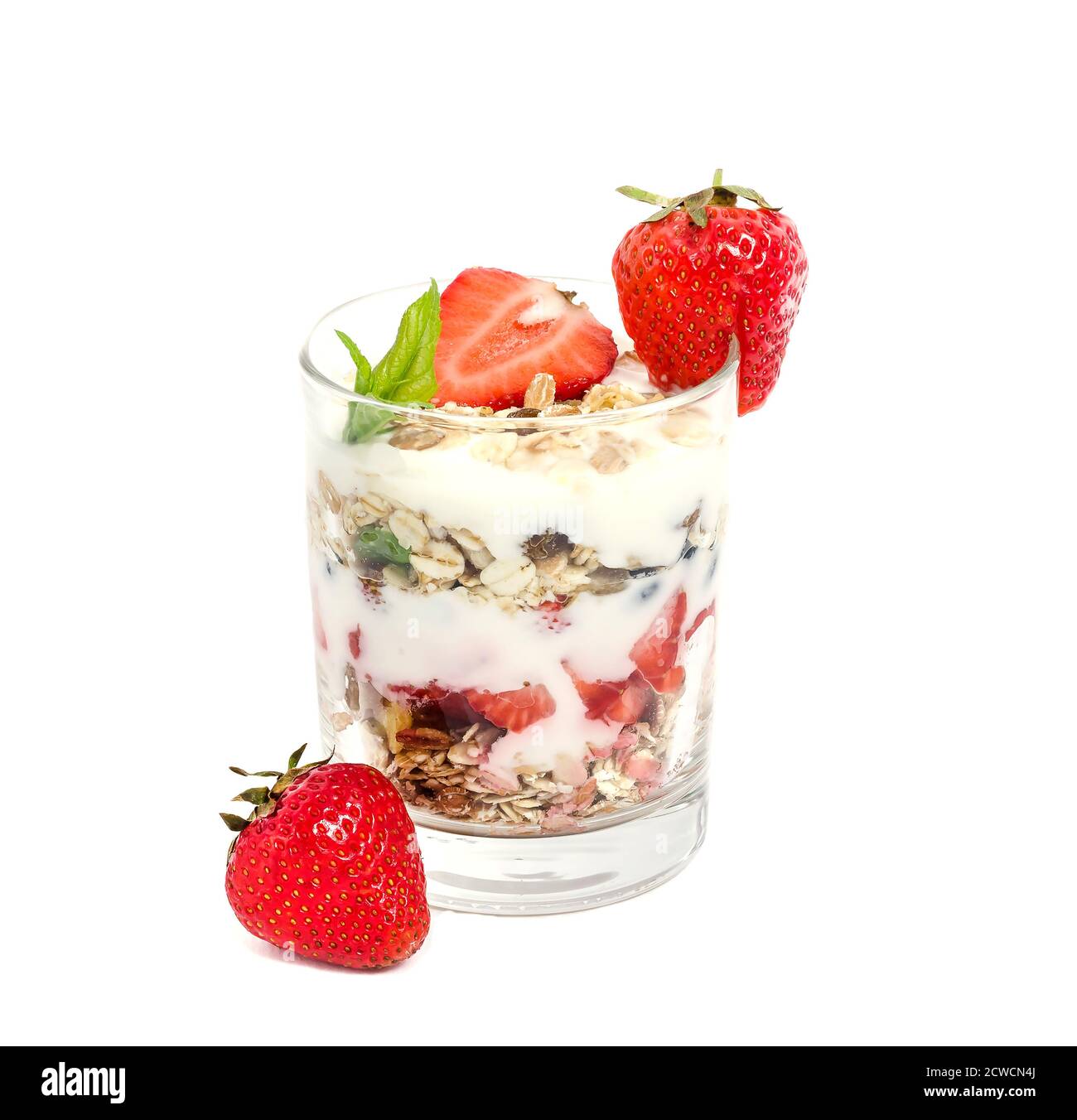 Muesli con yogurt e fragole fresche isolate su sfondo bianco Foto Stock