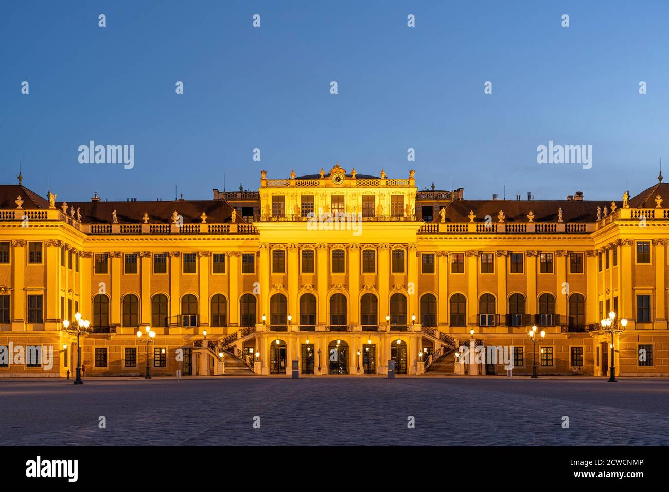 Schloss Schönbrunn in der Abenddämmerung, UNESCO Welterbe a Vienna, Österreich, Europa | Palazzo Schönbrunn al tramonto, Sito Patrimonio dell'Umanità dell'UNESCO a vie Foto Stock
