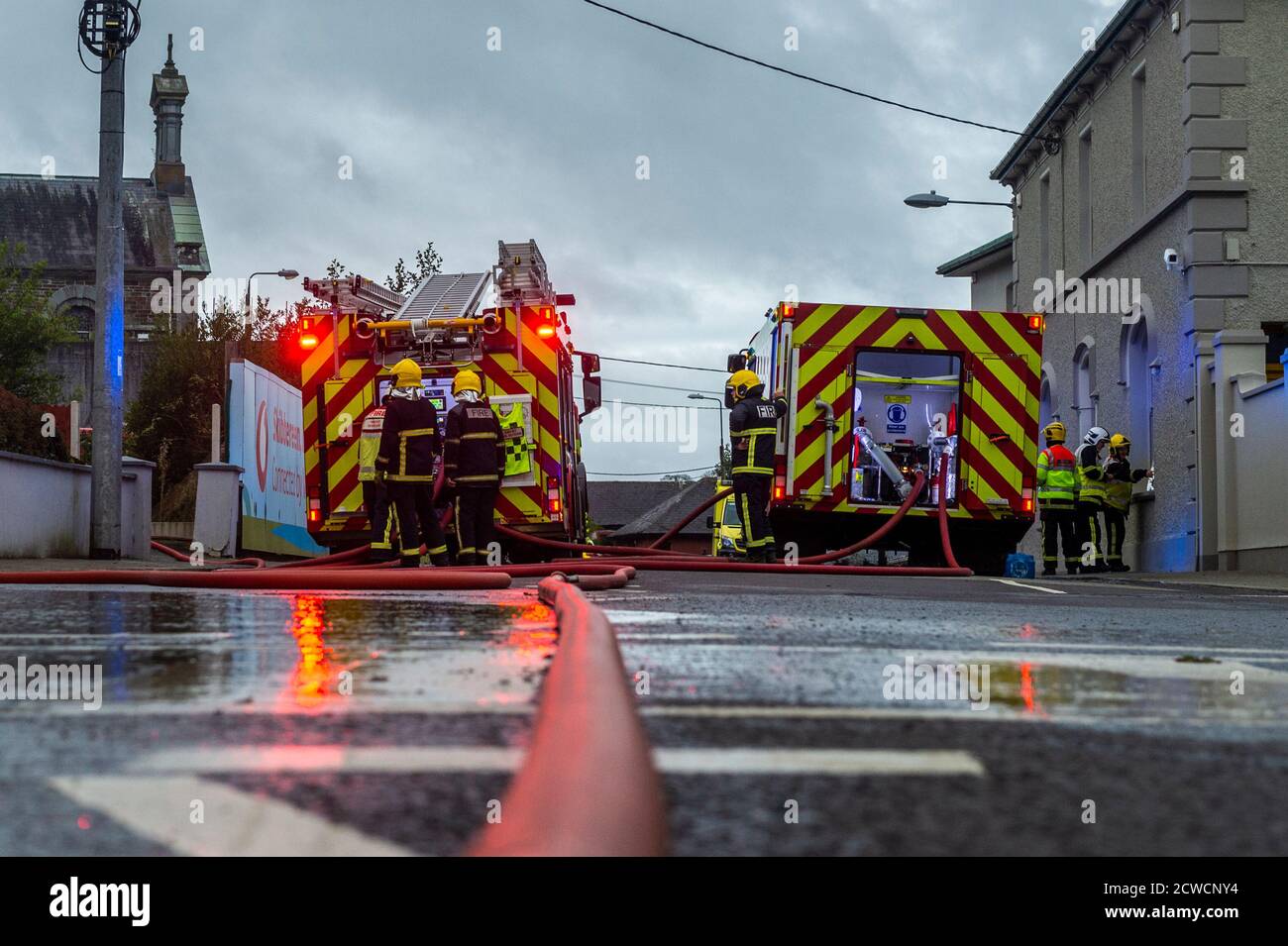 Skibbereen, West Cork, Irlanda. 29 Settembre 2020. I vigili del fuoco delle stazioni di West Cork stanno combattendo un grande incendio nel vecchio convento di Skibbereen questa sera, l'allarme è stato sollevato poco dopo le 16 di questo pomeriggio. Sono presenti anche gli equipaggi di Gardai e Ambulance. L'incendio si verifica dopo che la scorsa settimana il consiglio della contea di Cork ha concesso il permesso di pianificazione per la riqualificazione del sito da 10 milioni di euro. Credit: AG News/Alamy Live News Foto Stock