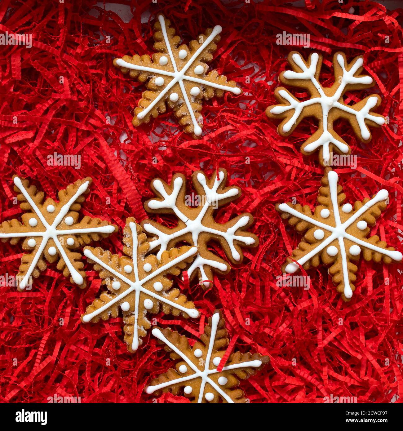 Telaio quadrato. Top sopra alto angolo closeup vista dall'alto della bella decorazione di natale. Biscotti di pan di zenzero sotto forma di fiocchi di neve, frecce, stelle An Foto Stock
