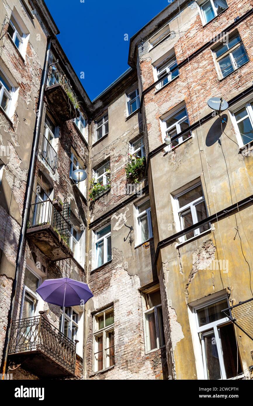 Danneggiato e correndo in un blocco residenziale nel quartiere Praga di Varsavia, Polonia Foto Stock