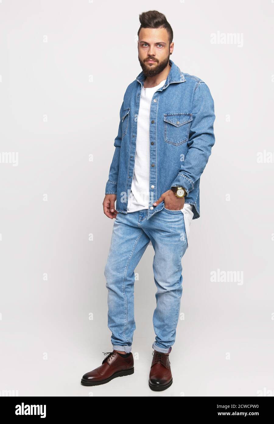 Giovane in denim. Bell'uomo con giacca in denim e jeans su sfondo bianco.  Foto per la pubblicità di jeans e giacche da uomo. Concetto per Foto stock  - Alamy