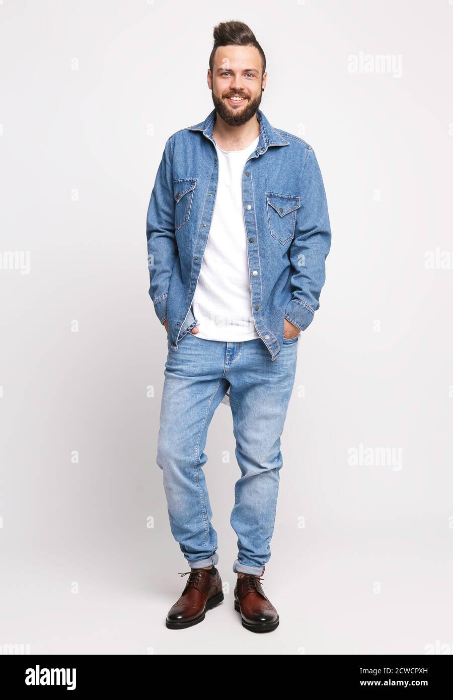 Giovane in denim. Bell'uomo con giacca in denim e jeans su sfondo bianco.  Foto per la pubblicità di jeans e giacche da uomo. Concetto per Foto stock  - Alamy