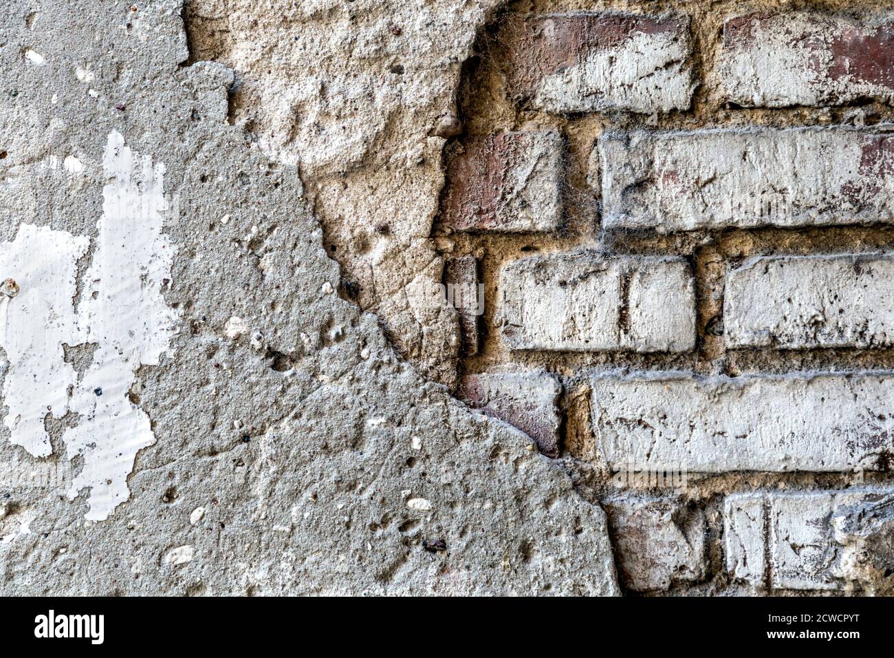 Facciata rovinata di un edificio nel quartiere Praga di Varsavia, Polonia Foto Stock