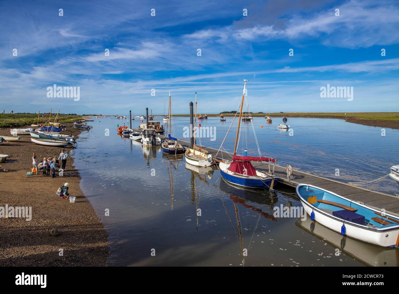 Barche ormeggiate estuario Wells vicino al Mare Nord Norfolk Inghilterra Foto Stock
