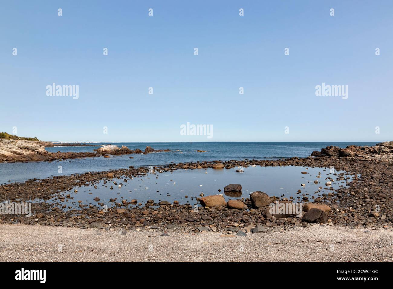 Piscina di marea o di roccia a bassa marea a Ogunquit, Maine. Foto Stock