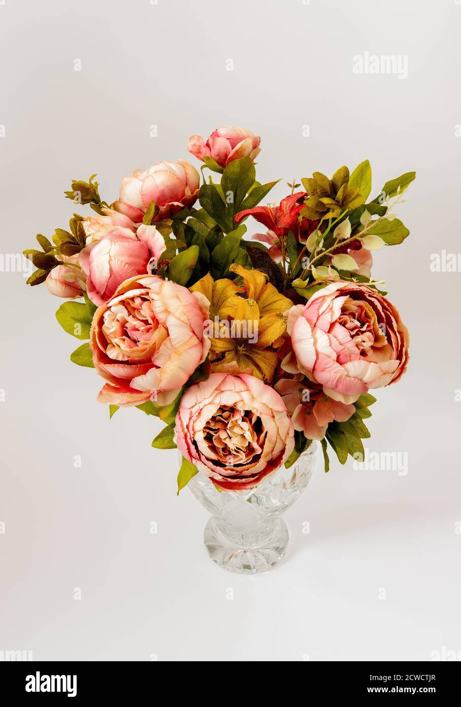 un bouquet di fiori colorati in vaso di cristallo ornato, su uno sfondo luminoso Foto Stock