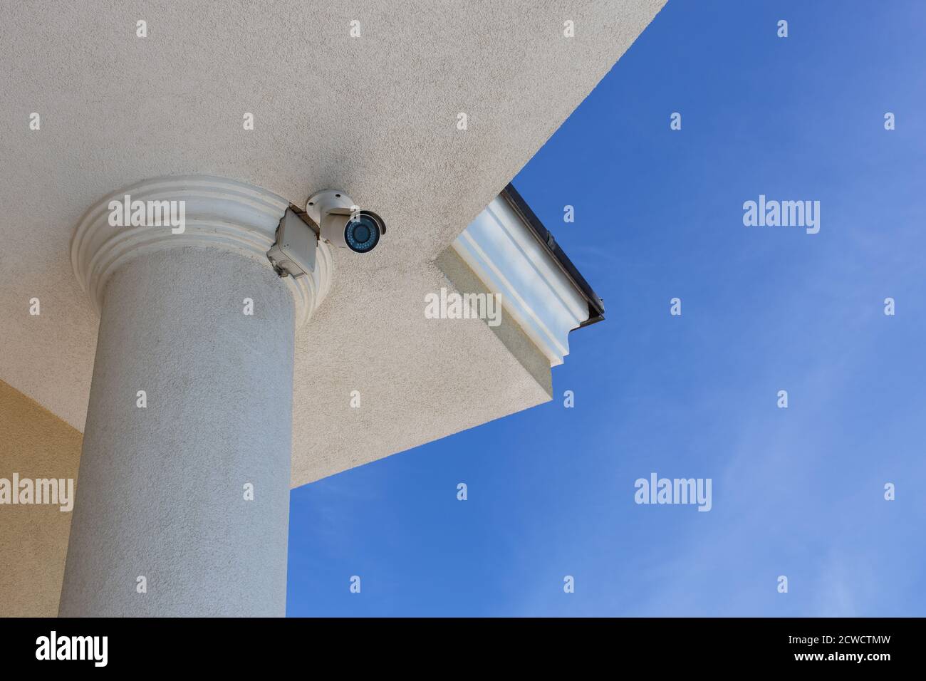 Telecamera di sorveglianza cctv (televisione a circuito chiuso) installata sul tetto della casa privata su sfondo blu per la protezione contro il crimine. Vi. Inferiore Foto Stock