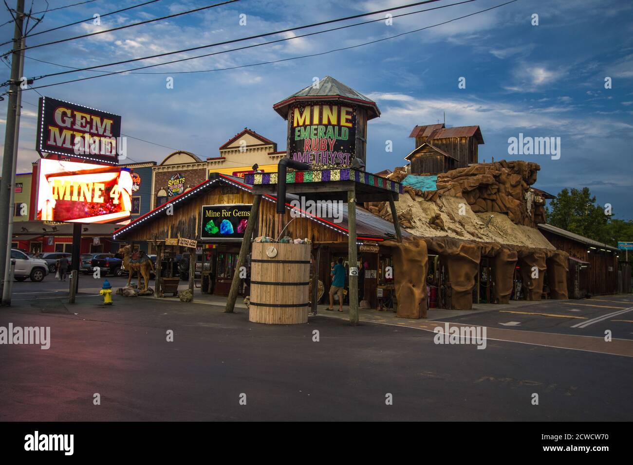 Pigeon Forge, Tennessee, USA - 13 agosto 2020: L'esterno della miniera di gemme Pigeon Forge nel quartiere turistico della città di Smoky Mountain. Foto Stock