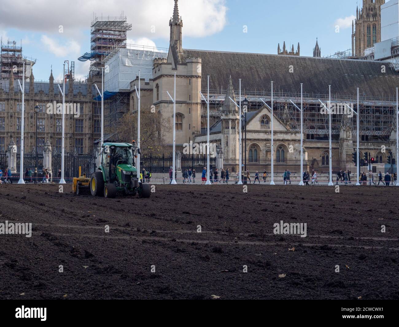 Trattore visto essere utilizzato da un'azienda di architettura paesaggistica quando si posa un nuovo prato sul giardino di Parliament Square. Foto Stock