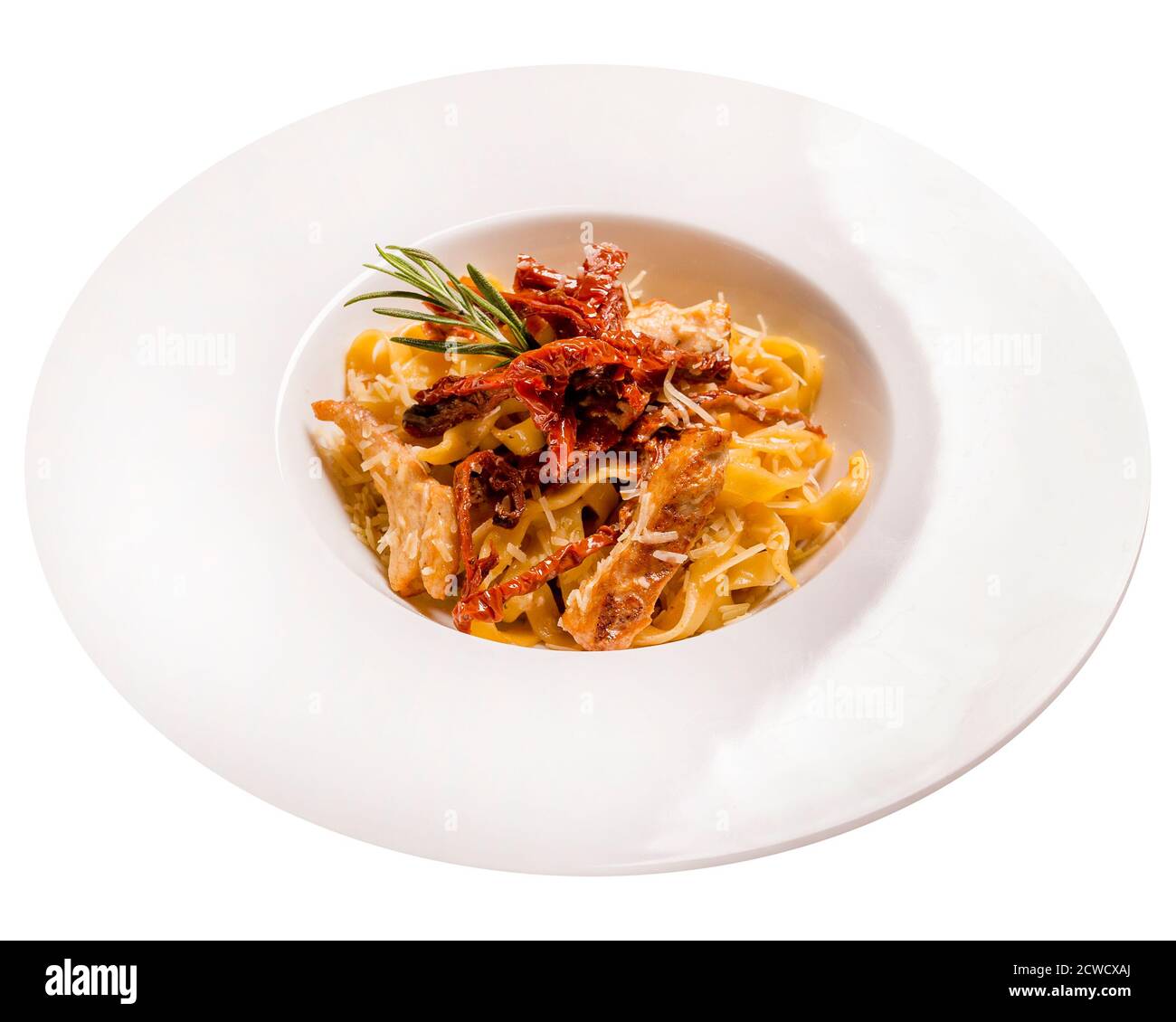 Tagliatelle con pollo e pomodori secchi. Immagine isolata su bianco Foto Stock