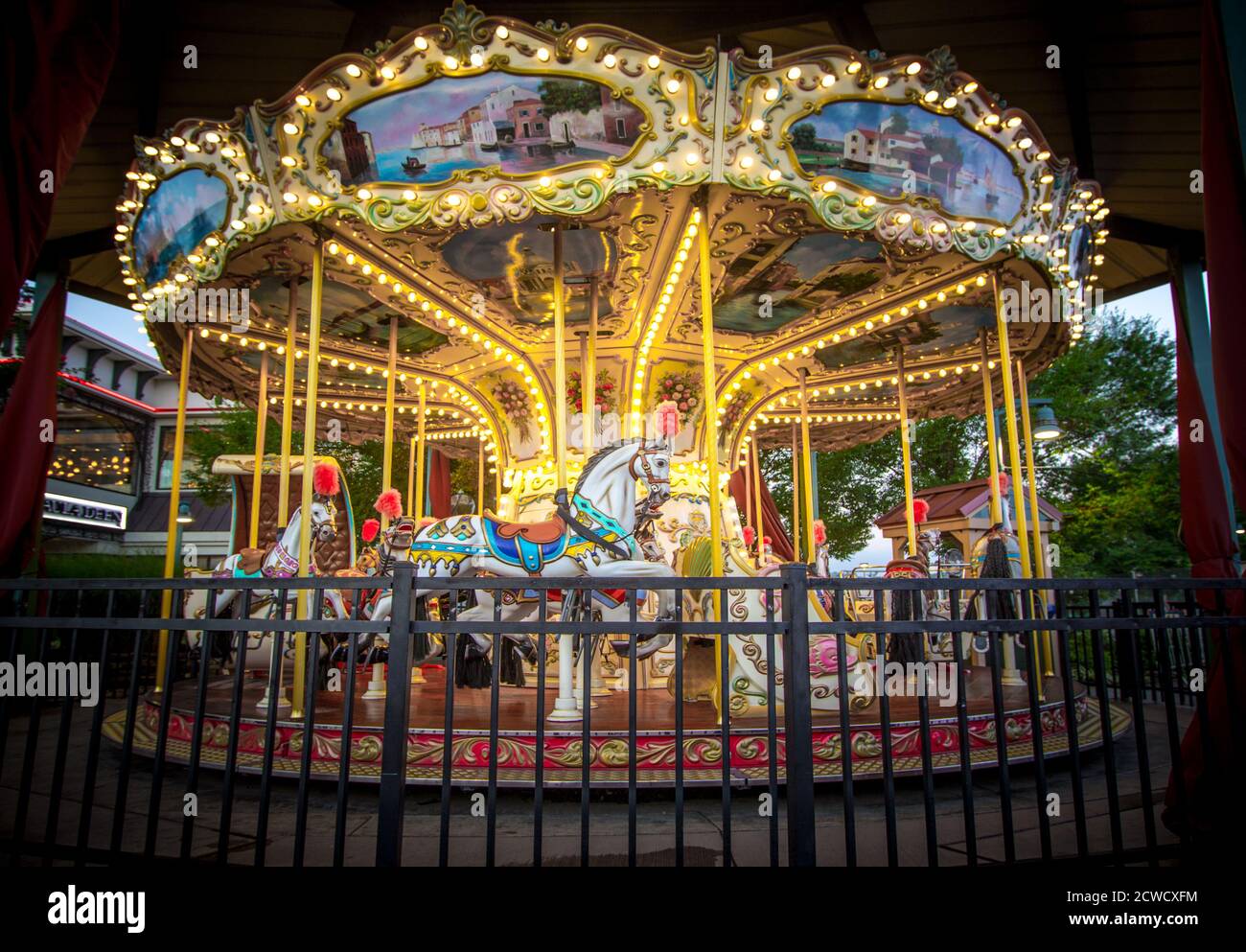 Giostra illuminata presso l'Island Amusement Park nella località turistica di Pigeon Forge, Tennessee, sulle Smoky Mountain. Foto Stock