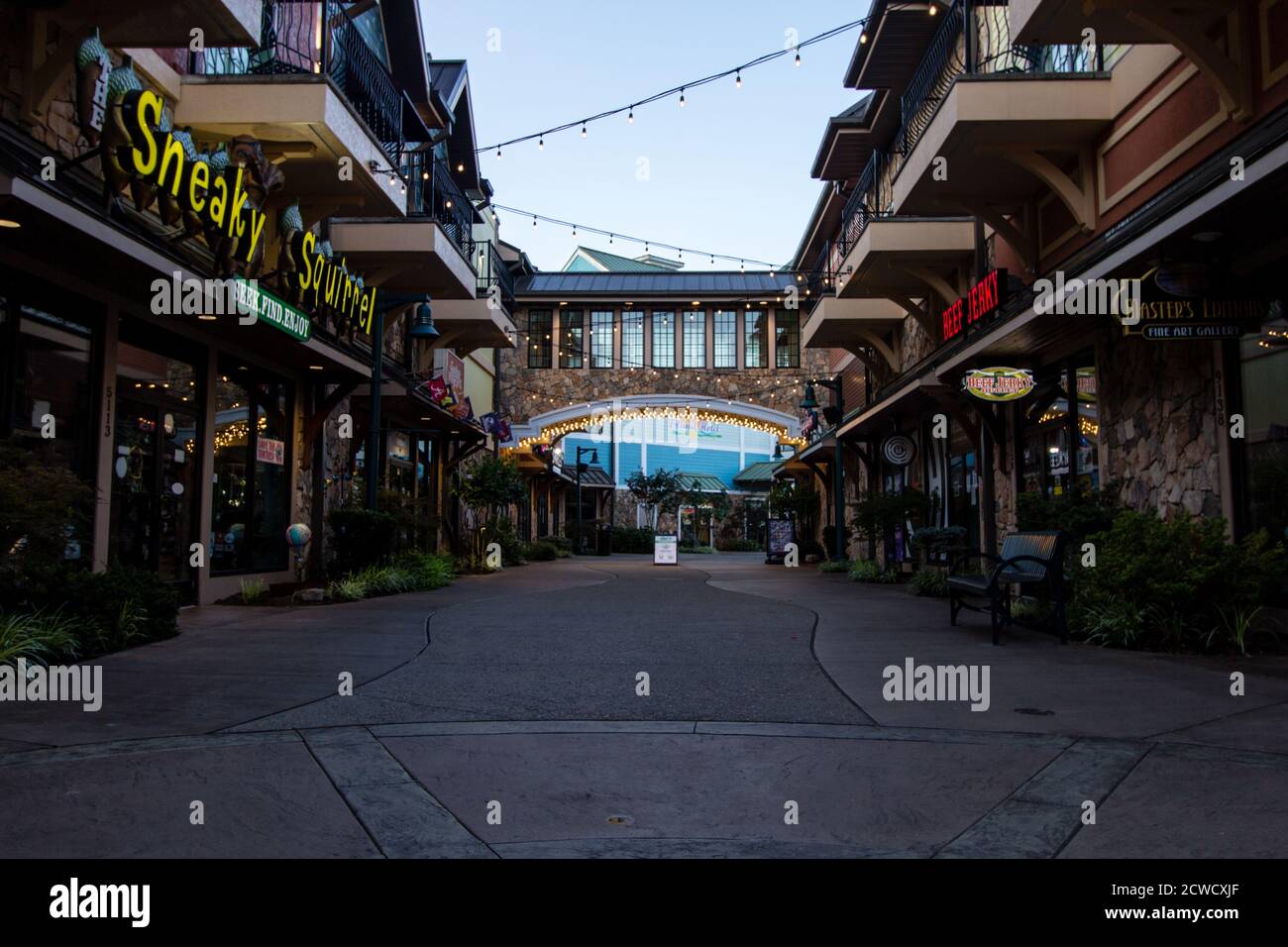 Il quartiere dello shopping di Market Street presso l'Island Amusement and attraction Complex sulla Strip nella popolare località di montagna di Pigeon Forge. Foto Stock