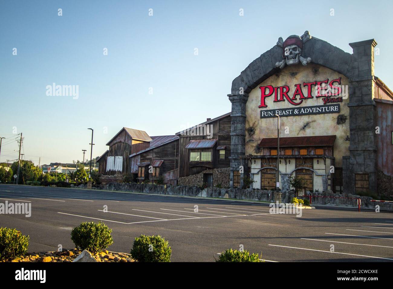 Pigeon Forge, Tennessee, USA - 15 agosto 2020: L'esterno del teatro Pirates Adventure Dinner di proprietà dell'intrattenitore Dolly Parton. Foto Stock