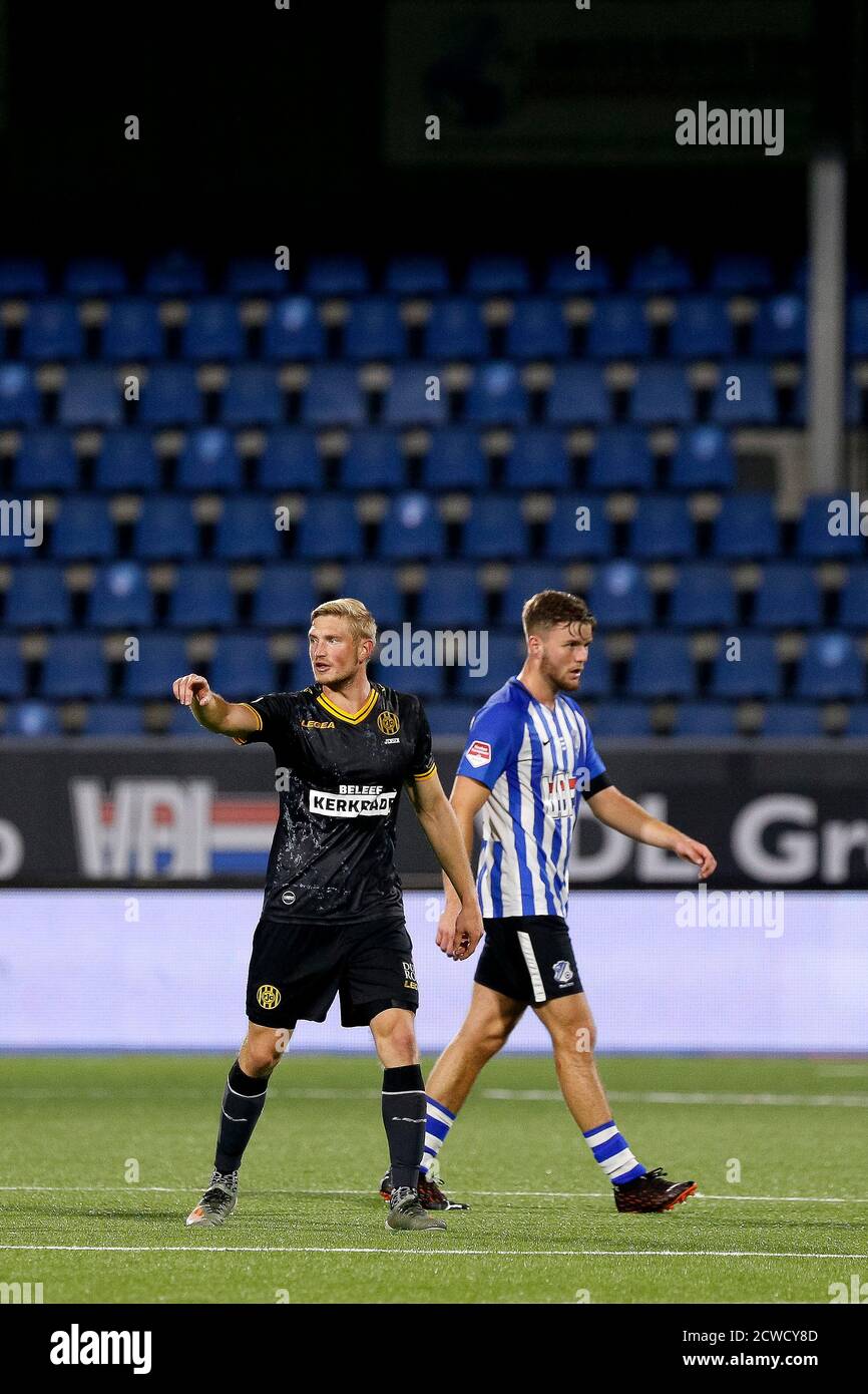 Eindhoven, Paesi Bassi. 29 Settembre 2020. EINDHOVEN, 29-09-2020, Jan Louwers Stadion, stadio del FC Eindhoven, olandese Keukenkampioen Divisie stagione 2020-2021, Eindhoven - Roda JC. Il giocatore di Roda JC Richard Jensen (L) dà istruzioni con il giocatore di Eindhoven Hugo Botermans (R) durante il gioco Eindhoven - Roda JC (3-3). Credito: Pro Shots/Alamy Live News Foto Stock