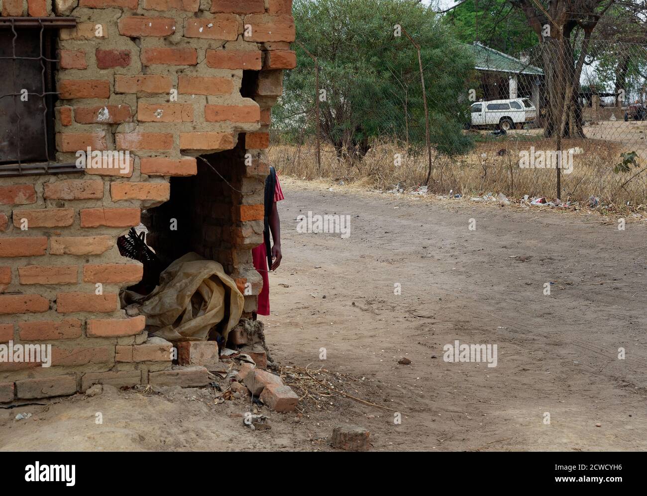 Scarsi paesaggi di strada dalle strade di campagna dello Zimbabwe. Povertà, Poorness e squalor senza servizi statali di base, bui rovinati o distrutti Foto Stock