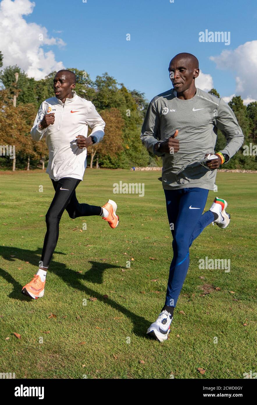 Eliud Kipchoge del Kenya si allena accanto al pacemaker Jonathan Korir, all'interno dei terreni dell'hotel ufficiale e alla bolla biosicurea per la storica maratona di Londra 2020 Virgin Money, esclusiva elite, domenica 4 ottobre. La 40° gara si svolgerà su un circuito chiuso intorno al St James's Park nel centro di Londra. Foto Stock