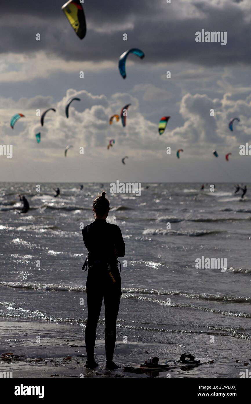 Paesi Bassi, Kitesurfing, 26.09.2020 kitesurfers stanno navigando sul mare del nord vicino all'argine di Brouwersdam nei Paesi Bassi Foto di Norbe Foto Stock