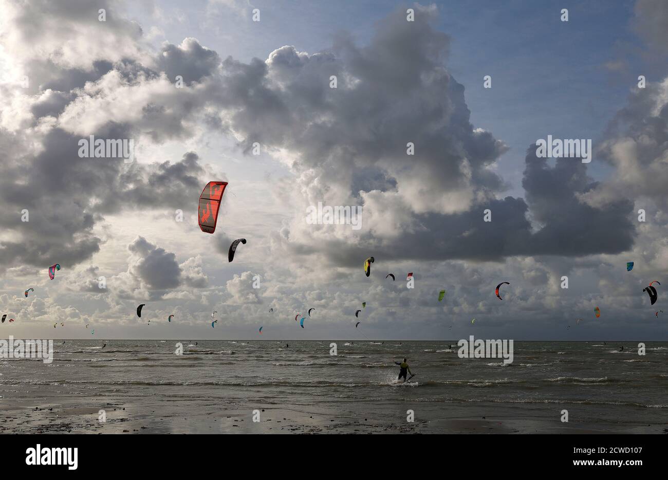 Paesi Bassi, Kitesurfing, 26.09.2020 kitesurfers stanno navigando sul mare del nord vicino all'argine di Brouwersdam nei Paesi Bassi Foto di Norbe Foto Stock