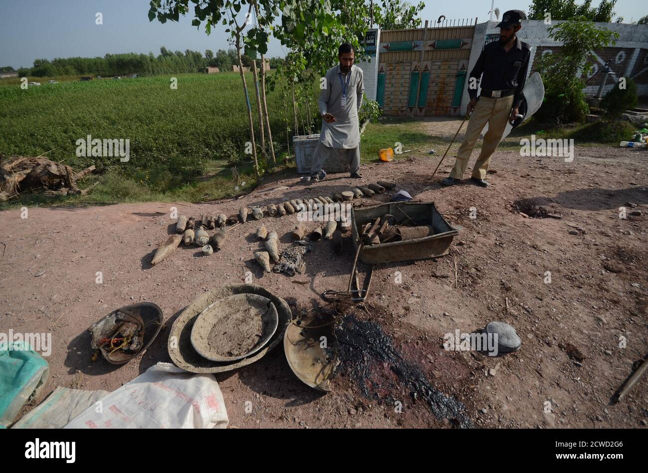 Peshawar, Pakistan. 29 Settembre 2020. (9/29/2020) gli agenti di polizia esaminano il sito di un'esplosione. Un'esplosione in un cantiere navale di un rivenditore di rottami di ferro ha ucciso più persone e ha ferito un'altra persona nel nord-ovest del Pakistan martedì. L'incidente ha avuto luogo quando un dipendente stava cercando di smantellare una calotta mortaio, secondo Najmul Hassan, un ufficiale di polizia distrettuale. (Foto di Hussain Ali/Pacific Press/Sipa USA) Credit: Sipa USA/Alamy Live News Foto Stock