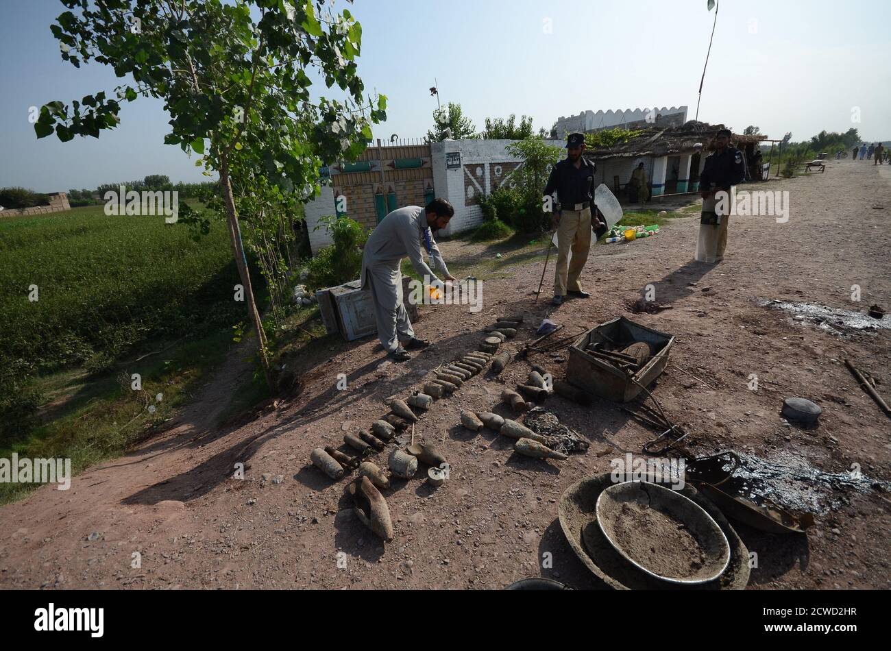 Peshawar, Pakistan. 29 Settembre 2020. (9/29/2020) gli agenti di polizia esaminano il sito di un'esplosione. Un'esplosione in un cantiere navale di un rivenditore di rottami di ferro ha ucciso più persone e ha ferito un'altra persona nel nord-ovest del Pakistan martedì. L'incidente ha avuto luogo quando un dipendente stava cercando di smantellare una calotta mortaio, secondo Najmul Hassan, un ufficiale di polizia distrettuale. (Foto di Hussain Ali/Pacific Press/Sipa USA) Credit: Sipa USA/Alamy Live News Foto Stock