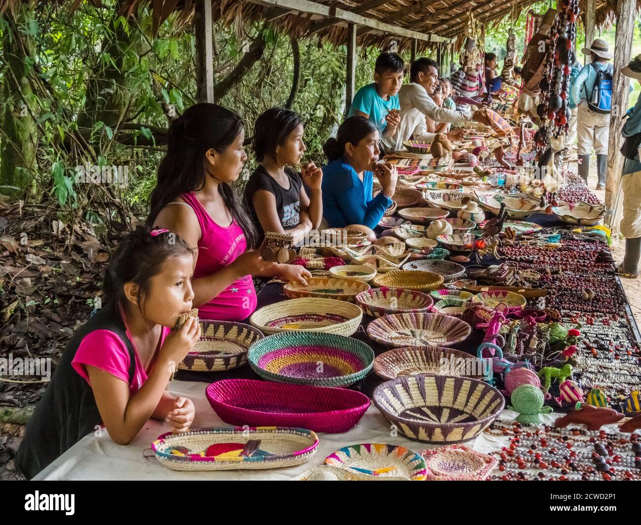 Artigianato locale persone che vendono i loro prodotti nel Parco Naturale Amazzonia, bacino amazzonico, Loreto, Perù. Foto Stock