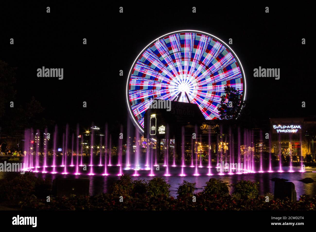 Pigeon Forge, Tennessee, USA - 15 maggio 2017: L'area di divertimento dell'isola con fontane musicali, negozi, giostre, ristoranti e attrazioni nel resort Foto Stock