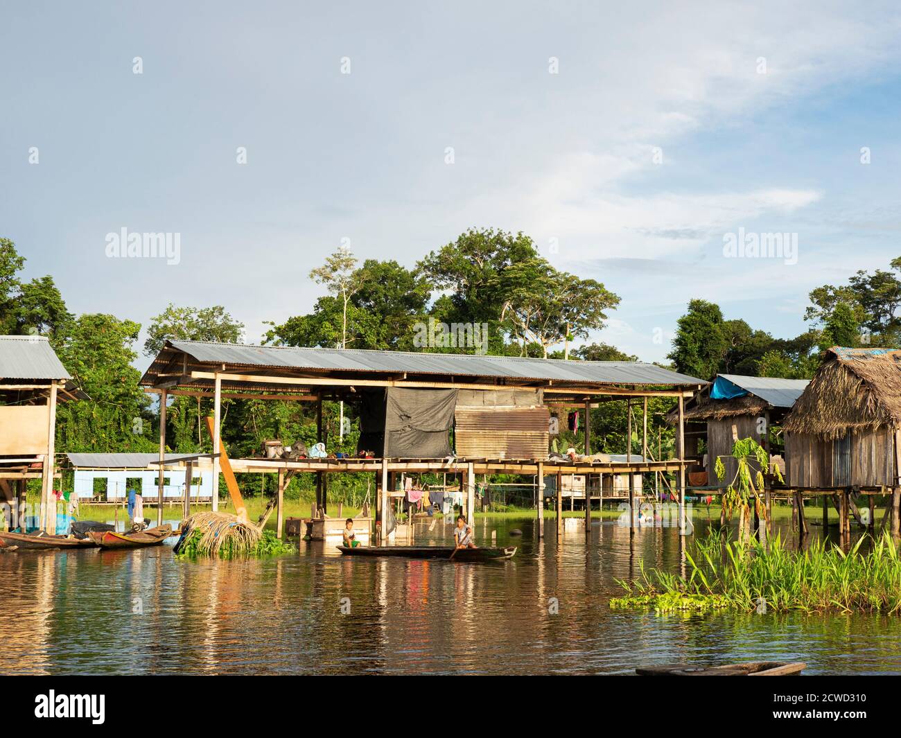 Una piccola comunità di pescatori a Río El Dorado, Rio delle Amazzoni, Loreto, Perù. Foto Stock