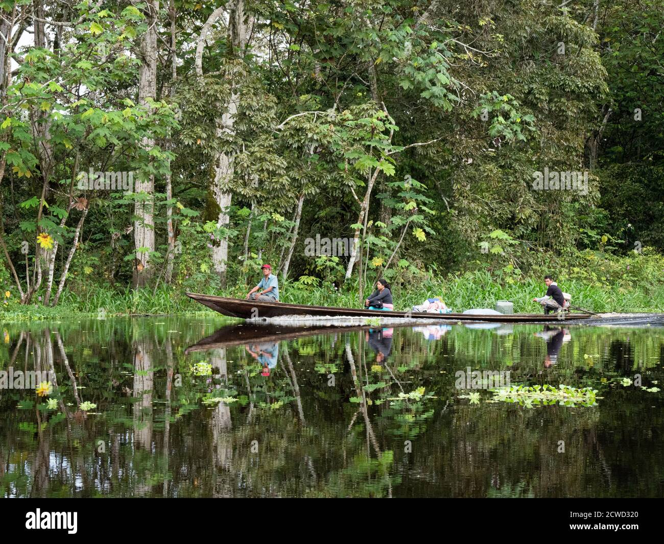 Una barca per la pesca con la famiglia sul fiume Pacaya, Rio delle Amazzoni, Perù. Foto Stock