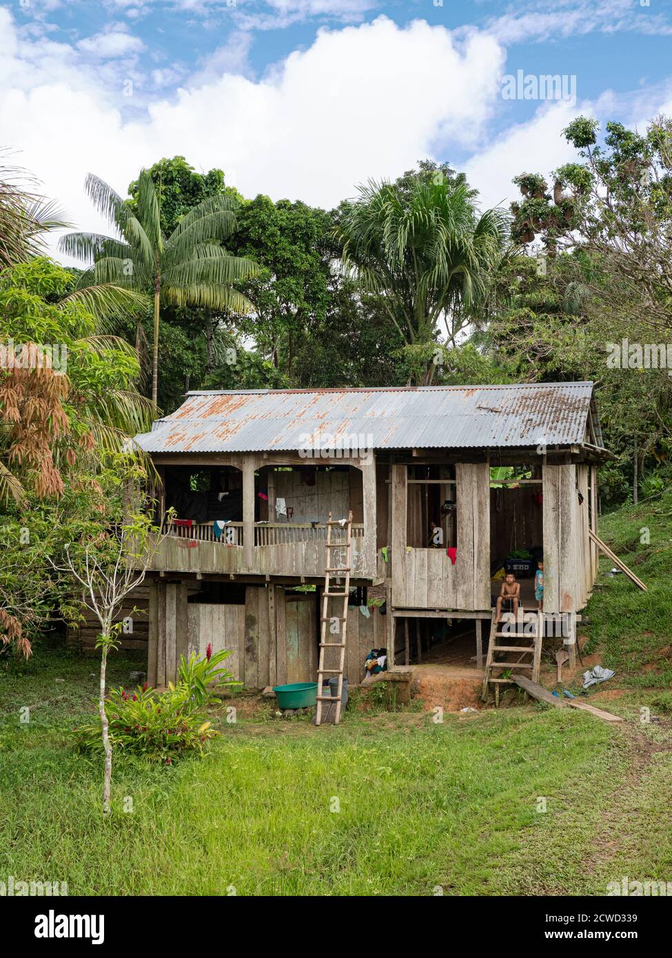 Una casa su palafitte nel piccolo villaggio di San Jorge, fiume Marañon, bacino amazzonico, Loreto, Perù. Foto Stock