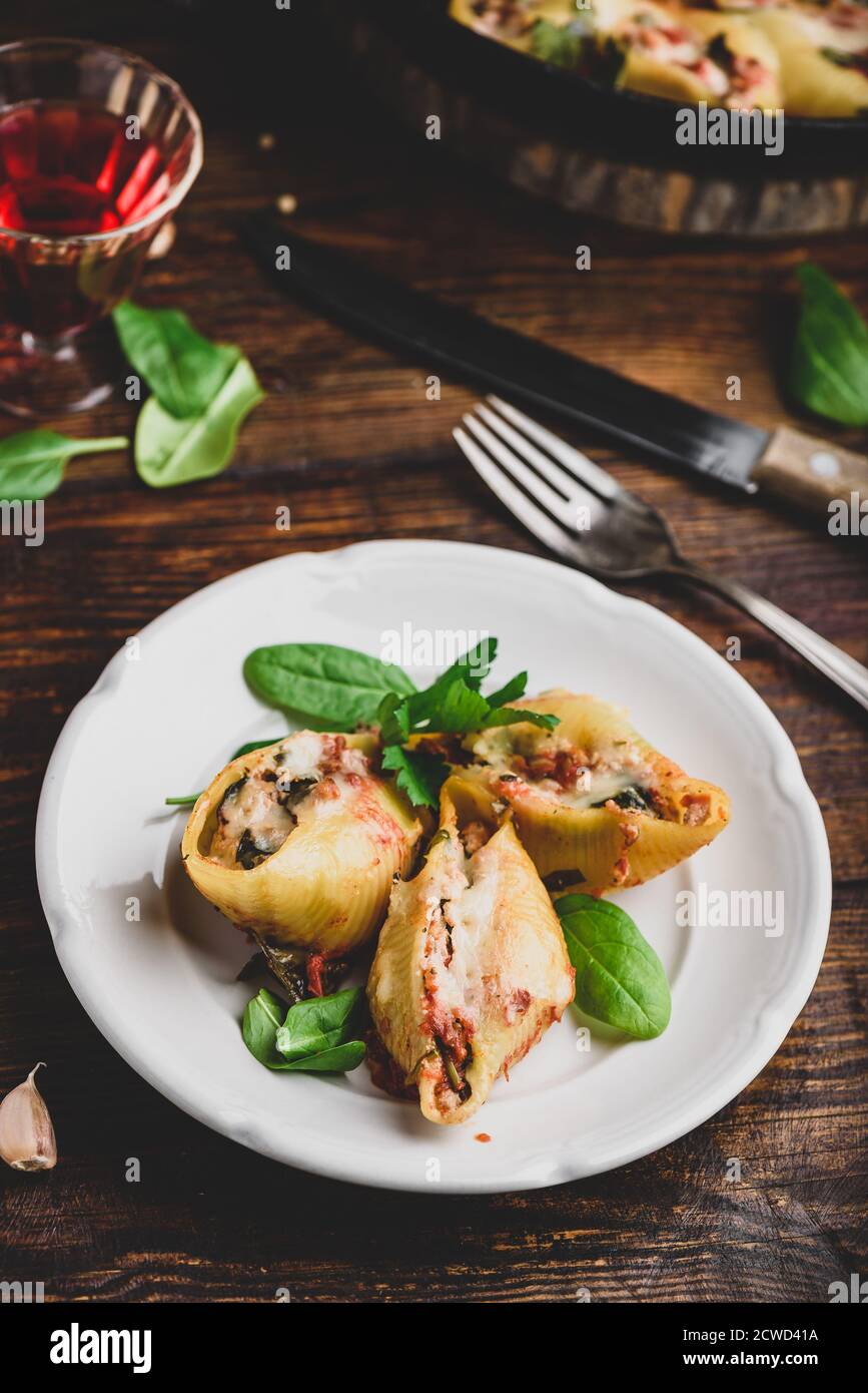 Pasta ripiena di manzo macinato, spinaci e formaggio Foto Stock