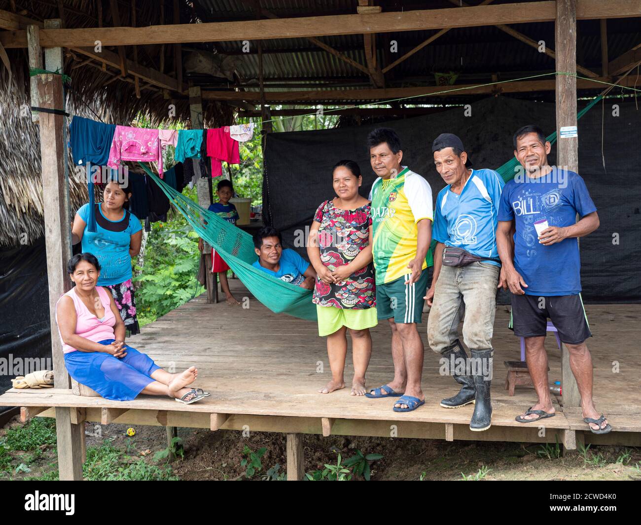 Gente locale in posa per una foto a San Francisco Village, Amazon Basin, Perù. Foto Stock