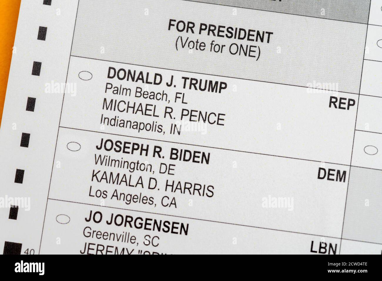 Morgantown, WV - 29 settembre 2020: Macro primo piano della scelta presidenziale nelle elezioni del 2020 sulla carta per corrispondenza elettorale assentee Foto Stock