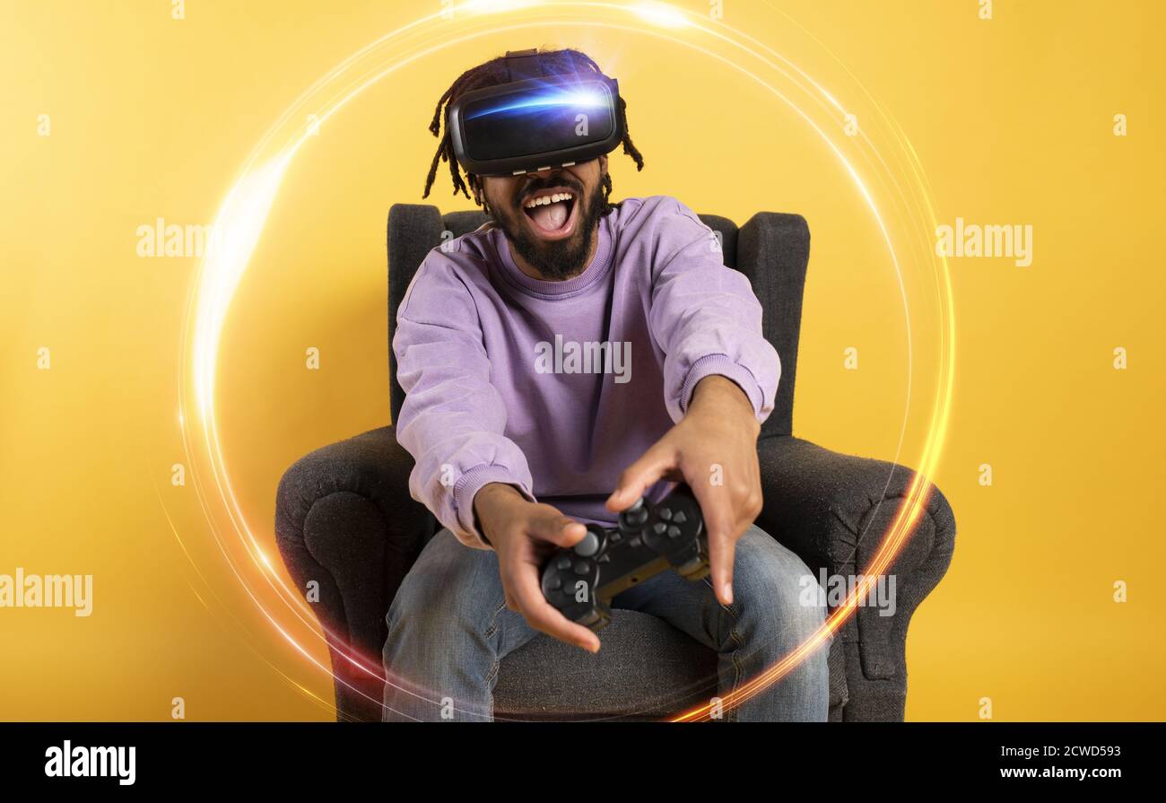 Un uomo con occhiali VR gioca con un videogioco virtuale. Foto Stock