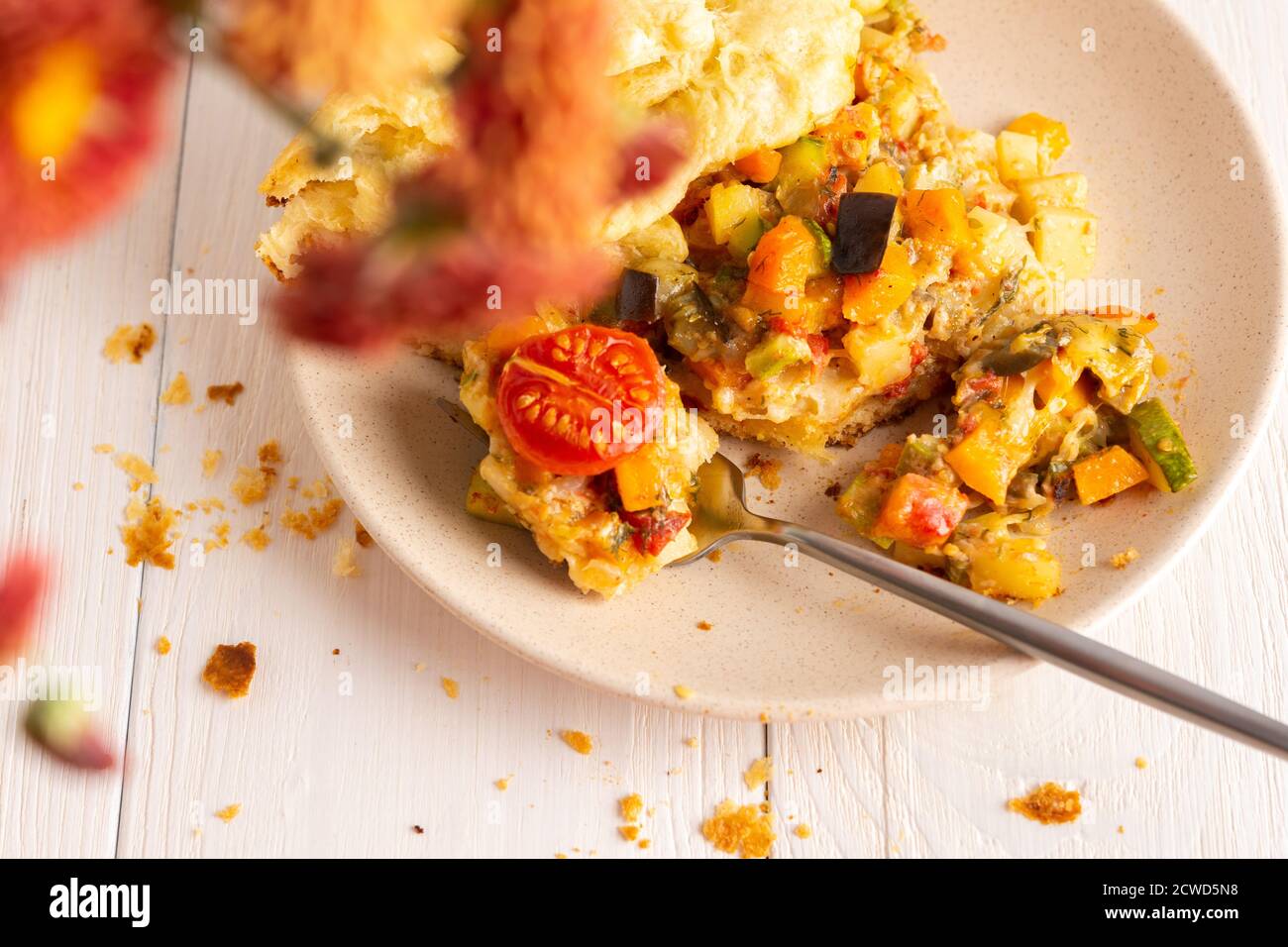 Torta con verdure in un piatto, pasta di lievito con verdure prepreparate e formaggio cotti in forno Foto Stock
