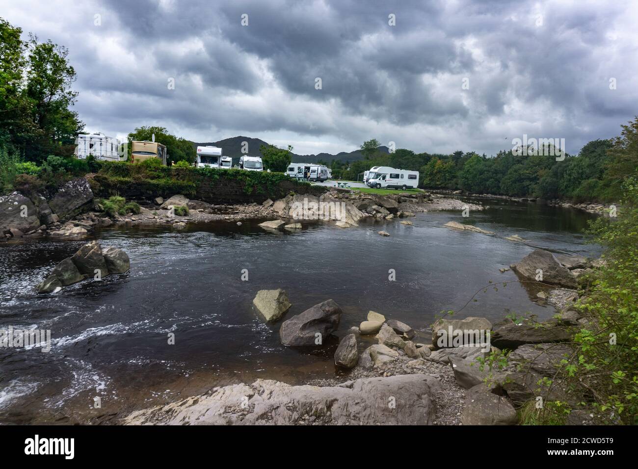 Camper parcheggiato vicino al centro del villaggio di Sneem, Contea di Kerry, Irlanda, lungo le rive del fiume Sneem. Foto Stock