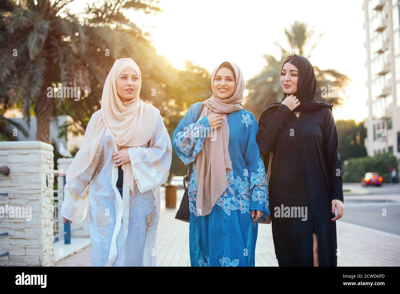 Tre amiche uscenti a Dubai. Ragazze che indossano l'abaya tradizionale degli emirati arabi uniti Foto Stock