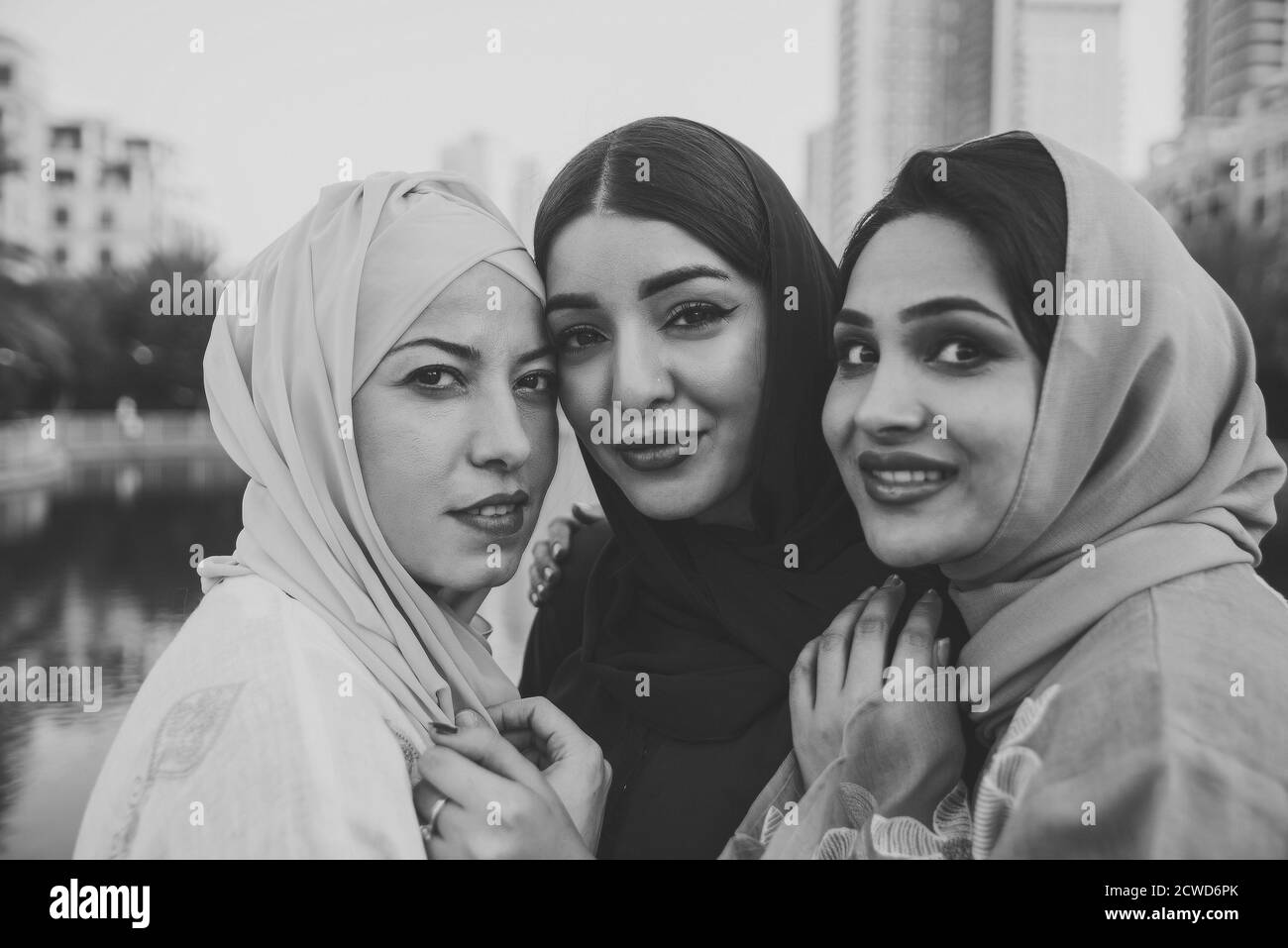 Tre amiche uscenti a Dubai. Ragazze che indossano l'abaya tradizionale degli emirati arabi uniti Foto Stock