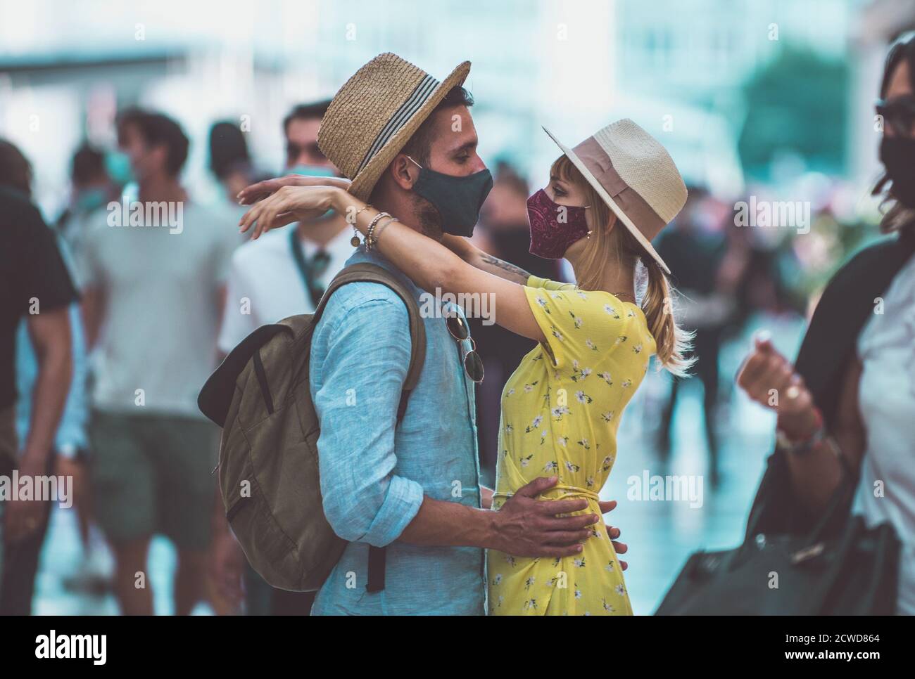 Immagine di una coppia felice in vacanza. Giovane uomo e donna che baciano nella folla Foto Stock