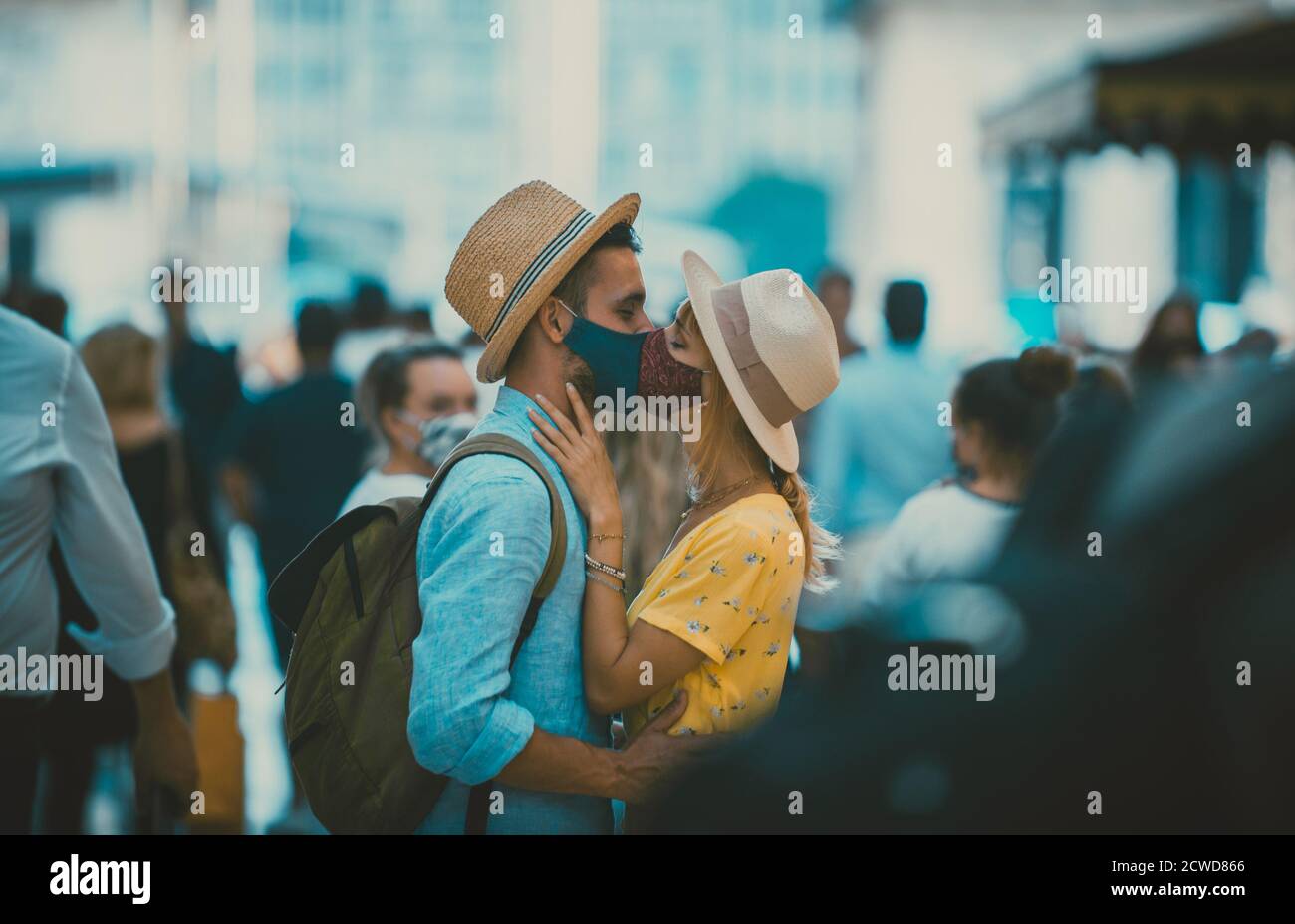 Immagine di una coppia felice in vacanza. Giovane uomo e donna che baciano nella folla Foto Stock